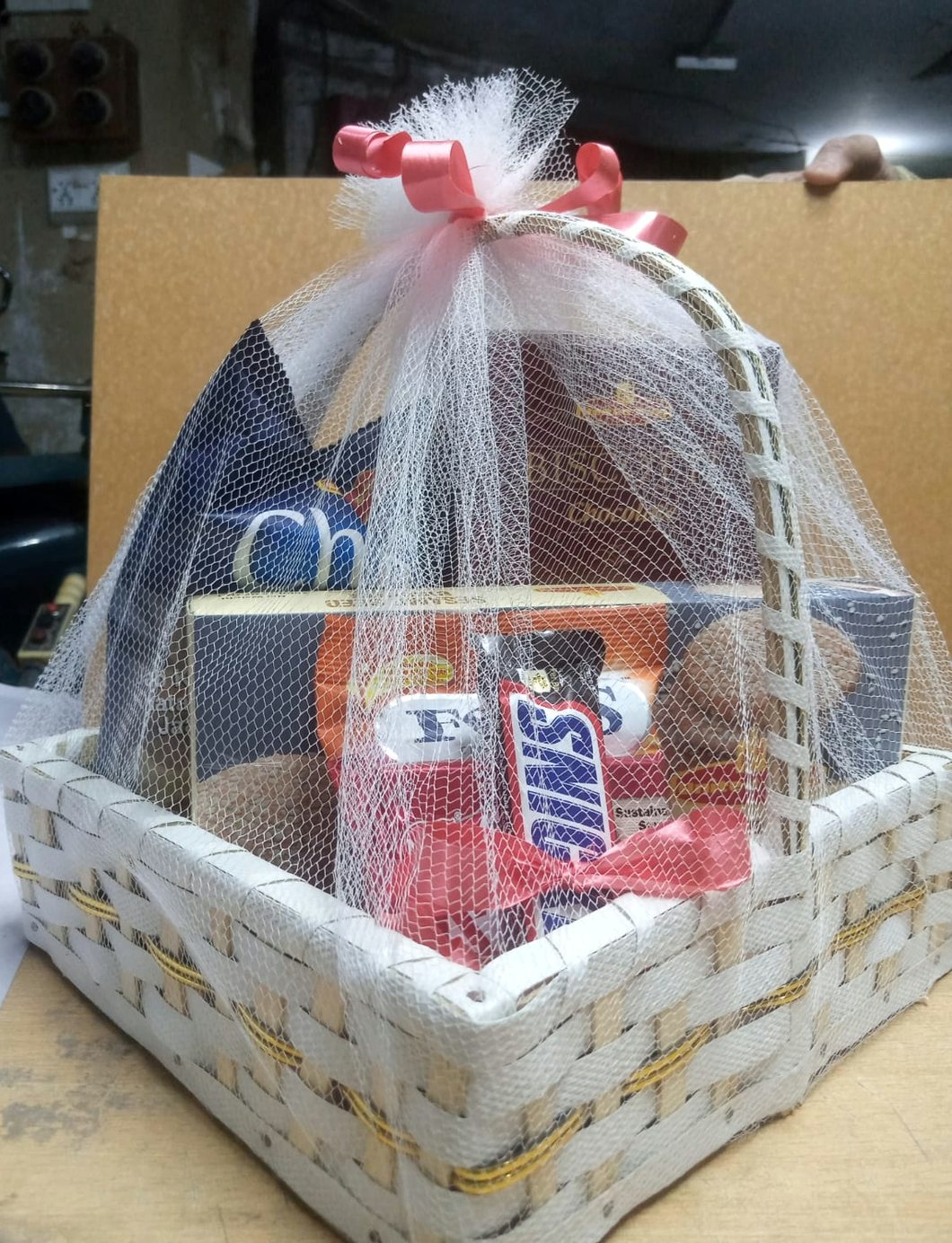 Engro: Gift basket, net-wrapped, first view