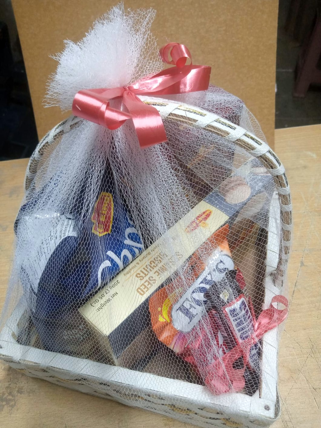 Engro: Gift basket, net-wrapped, second view
