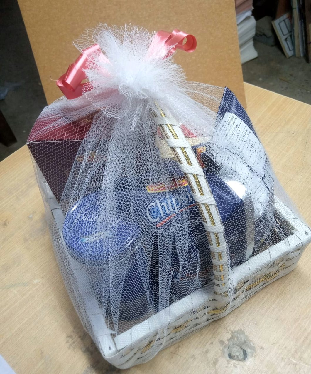 Engro: Gift basket, net-wrapped, third view