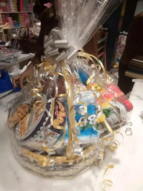 Engro: Round gift hamper, gold wrap